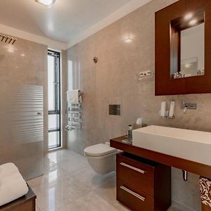 Deluxe Suite met Twee Slaapkamers en een King Size Bed